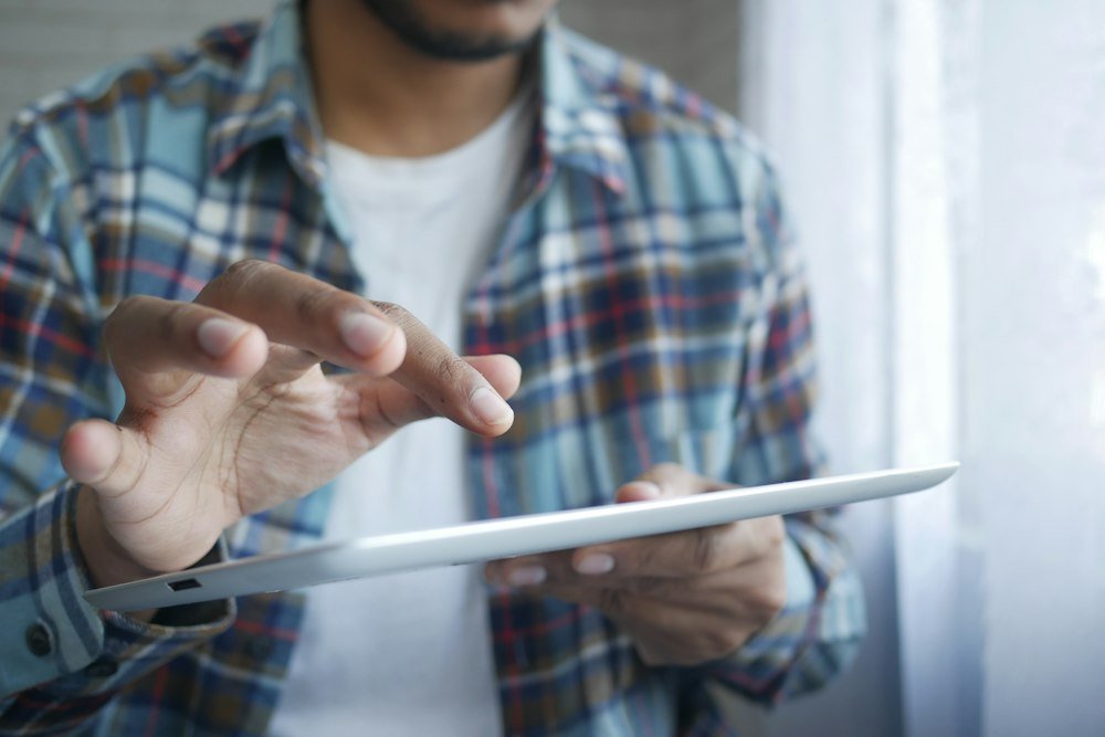 Un professionnel utilisant un logiciel sur tablette