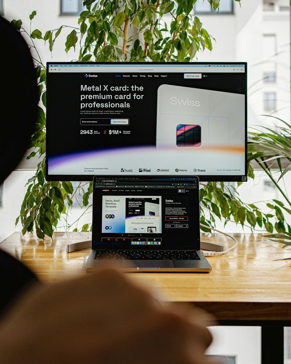 Poste de travail avec des pages de site internet à l'écran