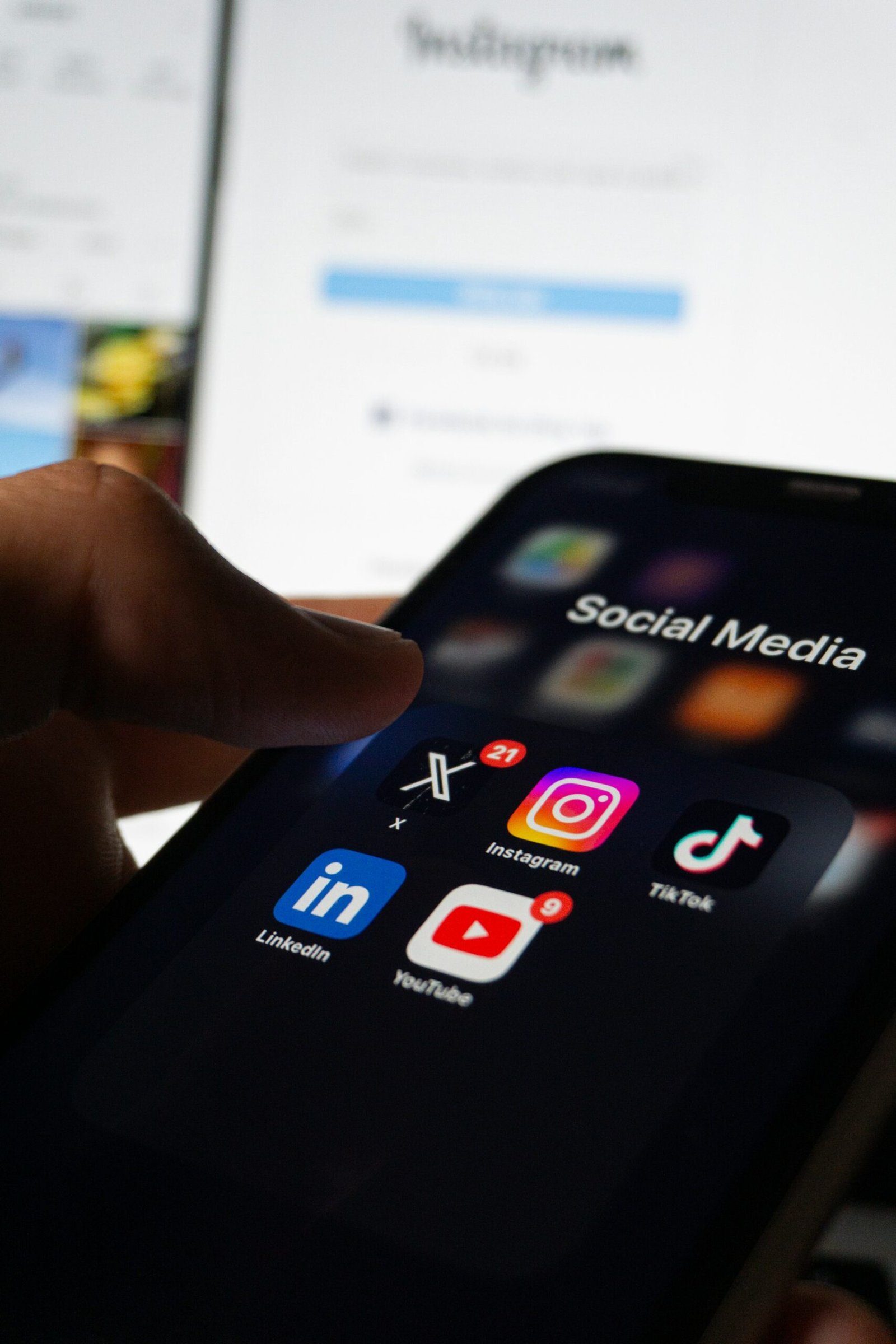 Smartphone affichant un dossier d'applications de réseaux sociaux