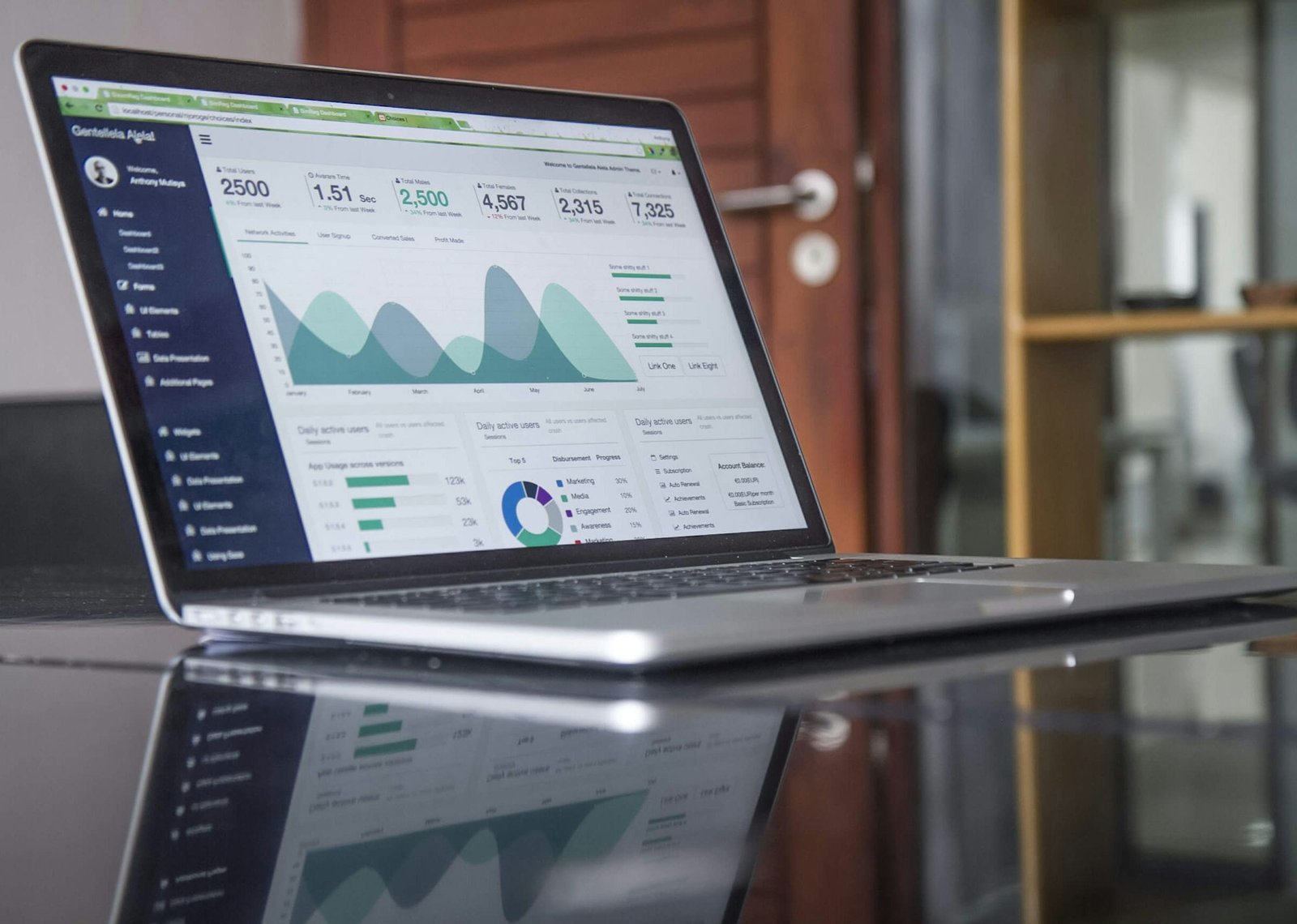 Ordinateur portable affichant des courbes de statistiques