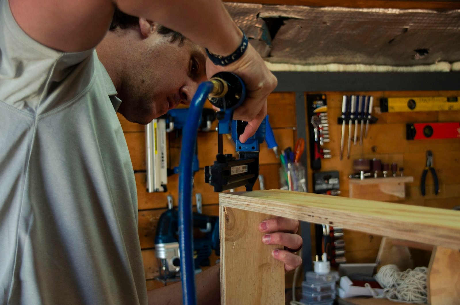 Un artisan au travail, photo brute